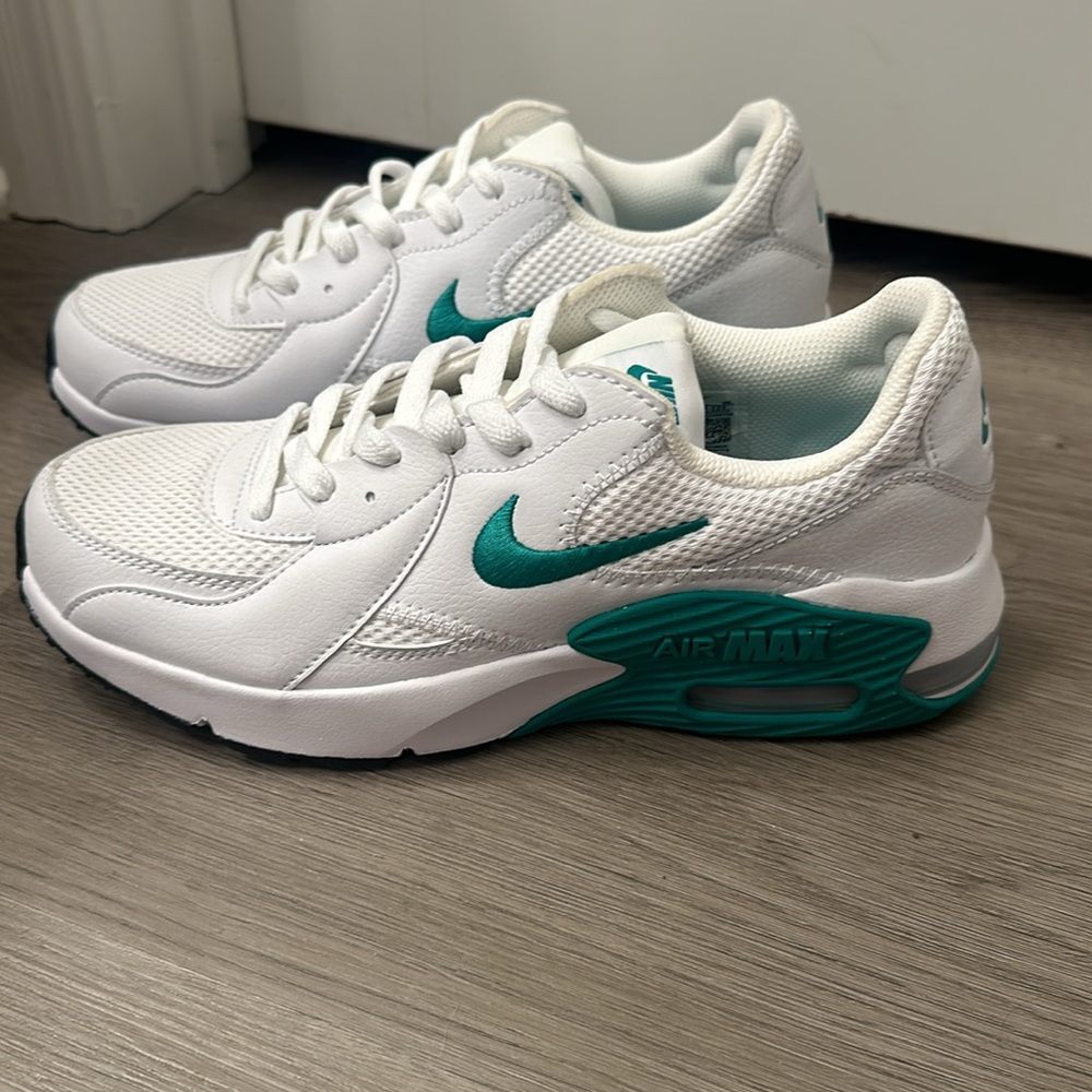 Nike Women's Air Max Excee White/Neptune Green-Black Size 10 - Picture 2 of 4